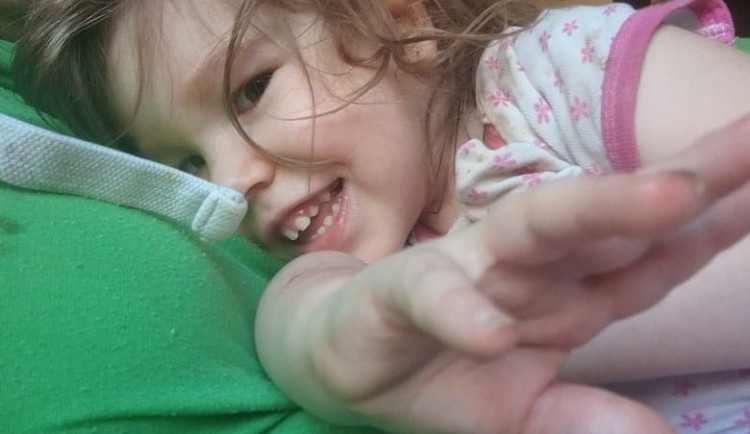 O Nelinku s dětskou mozkovou obrnou pečuje sama maminka. Finance na neurorehabilitace ale chybí