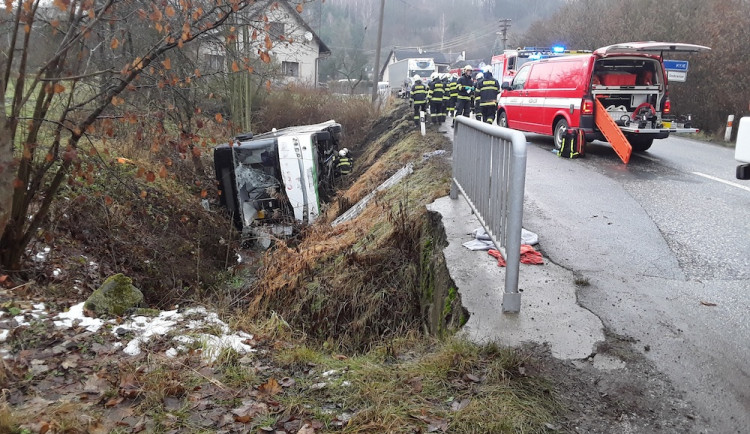 Na Semilsku se autobus převrátil do příkopu. Šest zraněných, jeden těžce