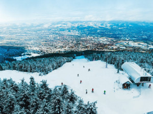 Ještěd Ski Opening proběhne již tento víkend. Celodenní ježdění včetně večerka bude stát 590 korun