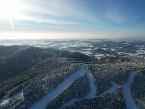Ještěd Ski Opening proběhne již tento víkend. Celodenní ježdění včetně večerka bude stát 590 korun