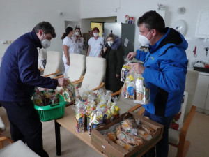 Vážíme si vás a děkujeme. Liberečtí řidiči veřejné dopravy uspořádali sbírku pro zdravotníky