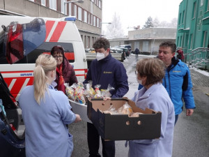 Vážíme si vás a děkujeme. Liberečtí řidiči veřejné dopravy uspořádali sbírku pro zdravotníky