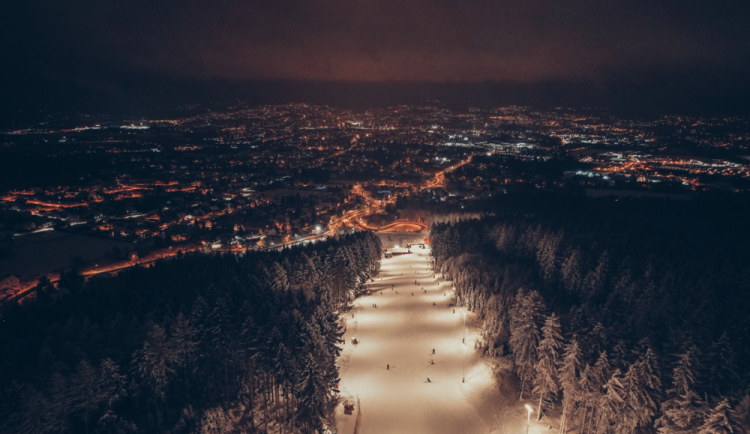 Ještěd Ski Opening proběhne již tento víkend. Celodenní ježdění včetně večerka bude stát 590 korun