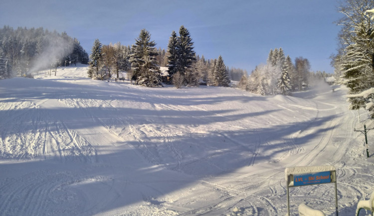 Přišla obleva, další skiareály přesto zahájí sezonu. Rozjede se Černá Říčka i Špičák