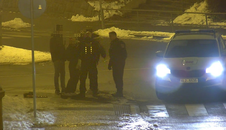 Řádění vandalů před radnicí. Poškodili ozdoby vánočního stromu, ukradli kovářské kladivo