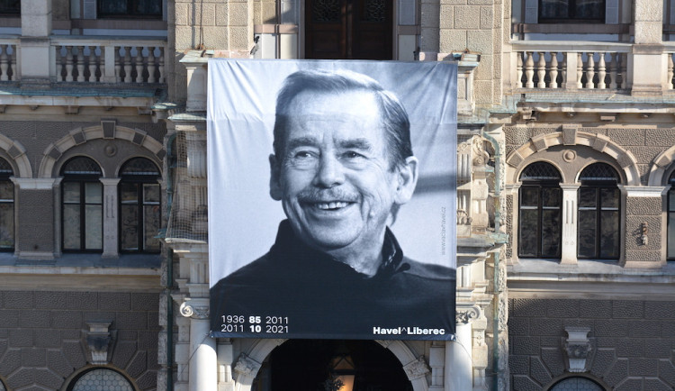 Před deseti lety zemřel Václav Havel. V Liberci strávil srpen 1968, otevřel knihovnu