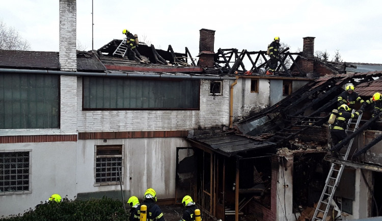 Dům na Brněnsku zničily plameny. Hasiči požár likvidovali sedm hodin