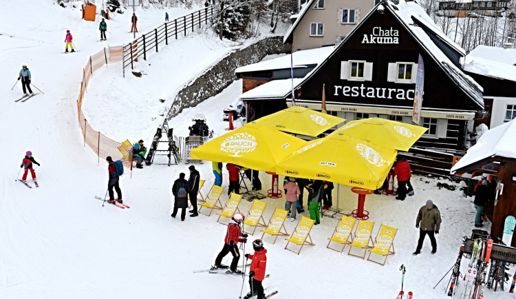 Víkendovou lyžovačku pokazil déšť a vítr. Lidí ve skiareálech moc nebylo