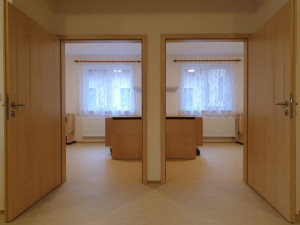 Místo ústavu domácnosti s podporou. V Jestřebí skončila výstavba domovů pro klienty s hendikepem