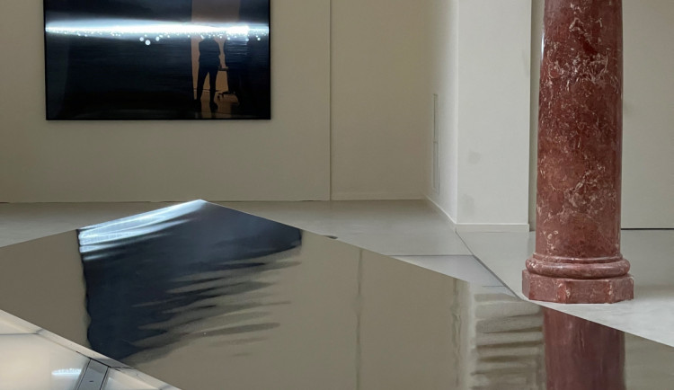 Vánoční výstava v galerii. Světoznámá sochařka vrátila bazénové vaně vodní hladinu