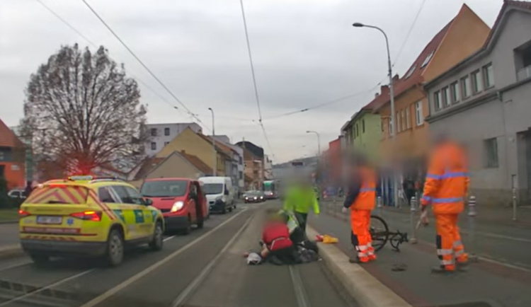 Chodec v Brně vešel pod kolo cyklistovi. Zůstal ležet na zemi v bezvědomí