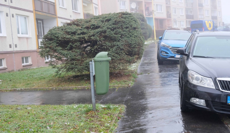 Auta na sídlišti ve Frýdlantu stojí na chodníku, brání průjezdu záchranářů. Město vybuduje parkoviště na poli