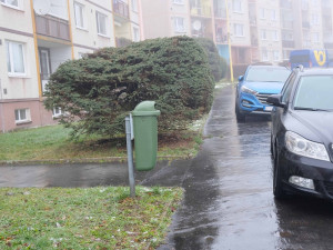 Auta na sídlišti ve Frýdlantu stojí na chodníku, brání průjezdu záchranářů. Město vybuduje parkoviště na poli