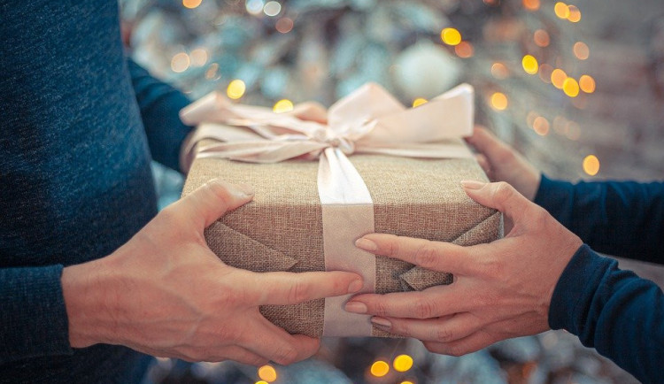 Chybí vám poslední vánoční dárky? Sáhněte po kosmetice, dárkových balíčcích nebo zdravých dobrotách