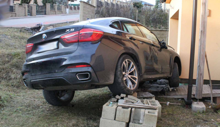 Muž na Brněnsku nezvládl zaparkovat. Po půl litru vína převrátil auto přes střechu