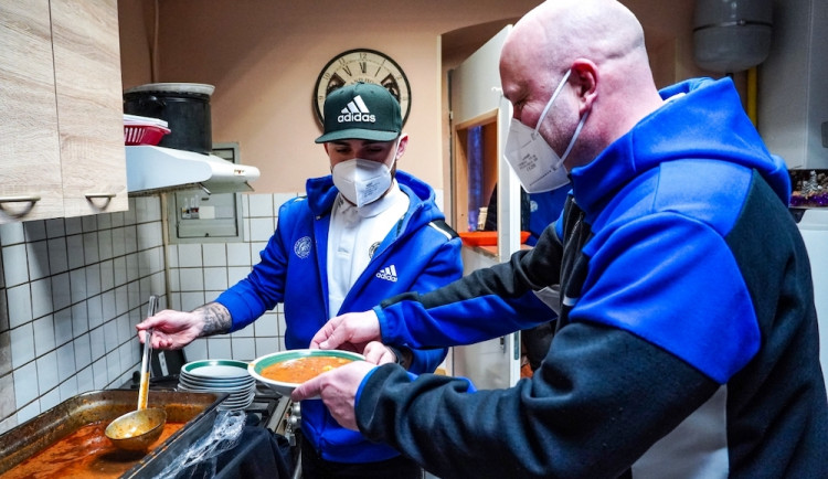 Tygři v Naději. Liberečtí hokejisté pro lidi bez domova uvařili hrnec gulášovky