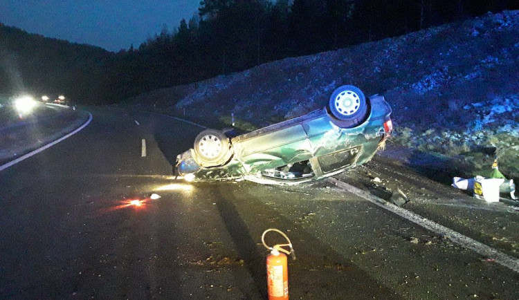 Nehody na Liberecku. U Řasnice narazilo auto do stromu, v Bílém Kostele skončilo na střeše