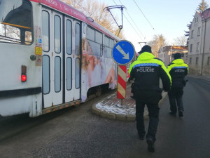 Na černé pasažéry stačí revizoři. Na cestující bez respirátorů platí až strážníci