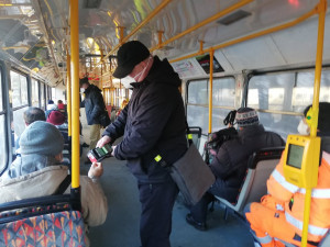 Na černé pasažéry stačí revizoři. Na cestující bez respirátorů platí až strážníci