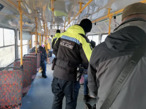 Na černé pasažéry stačí revizoři. Na cestující bez respirátorů platí až strážníci