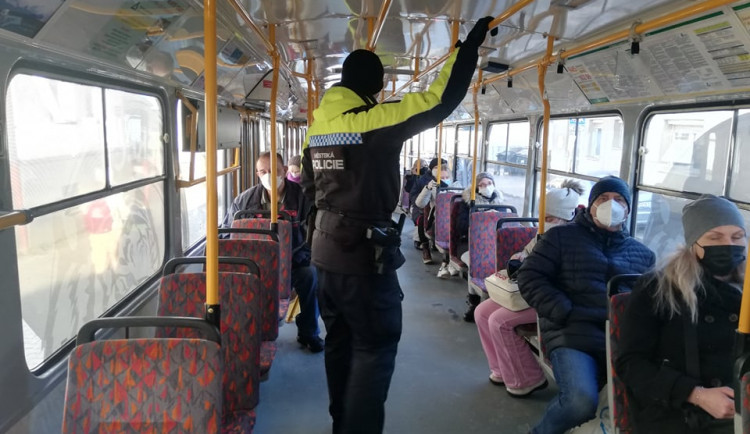 Na černé pasažéry stačí revizoři. Na cestující bez respirátorů platí až strážníci