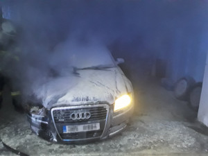 Hasiči likvidovali požár auta. Hořelo v garáži, která je součástí domu v Tatranské ulici
