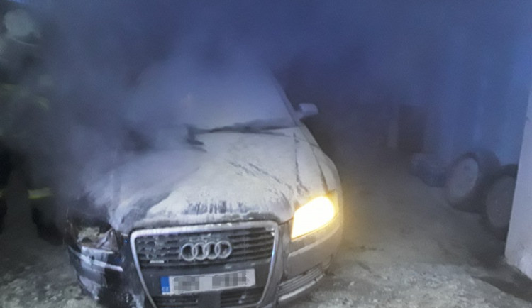 Hasiči likvidovali požár auta. Hořelo v garáži, která je součástí domu v Tatranské ulici
