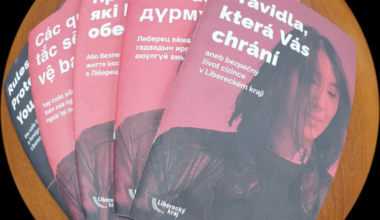 Cizincům v Libereckém kraji pomůže s orientací brožura vydaná v pěti jazycích