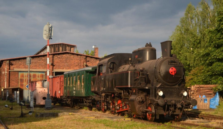 Vlakem Českým rájem za hrady, zámky i do depa