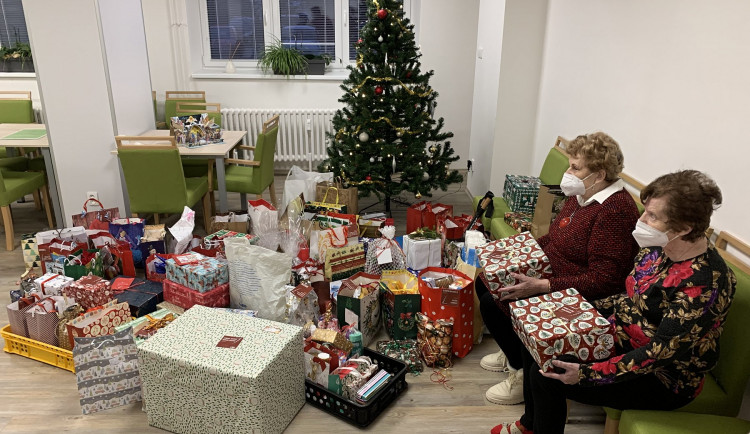 Důchodce v domech s pečovatelskou službou potěšila štědrá nadílka