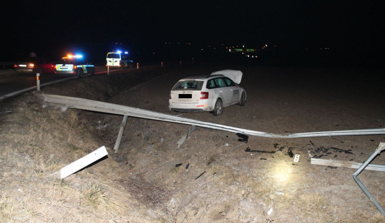 Opilí řidiči na jižní Moravě přehlédli kruhové objezdy