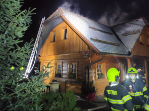 Vánoční zásahy hasičů: Dopravní nehody i požáry aut a chalup