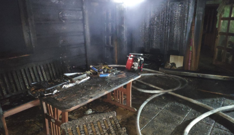 Vánoční zásahy hasičů: Dopravní nehody i požáry aut a chalup