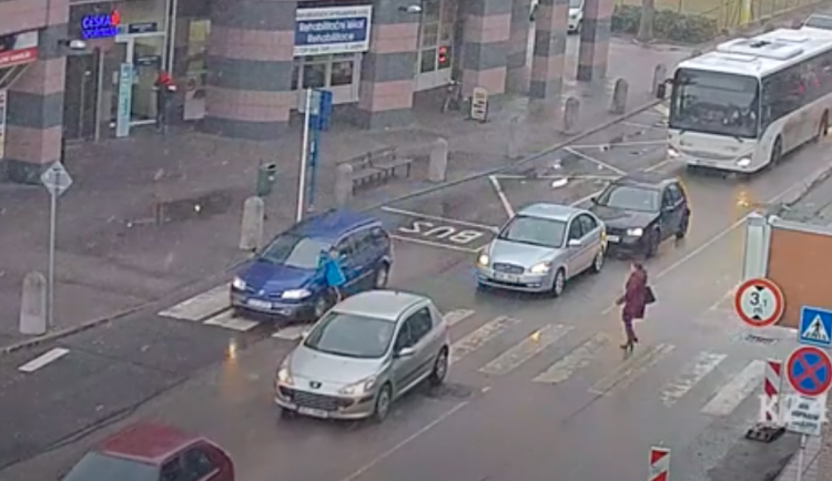 Chlapec po střetu s autem na přechodu utekl. Hledá ho policie