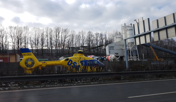 Kamion na průtahu Liberce srazil řidiče, který vystoupil z auta. Při převozu do nemocnice zemřel