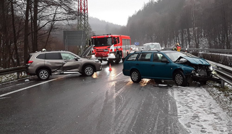 Kluzké silnice potrápily řidiče během Vánoc. Policie řešila desítky nehod