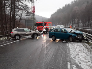 Kluzké silnice potrápily řidiče během Vánoc. Policie řešila desítky nehod