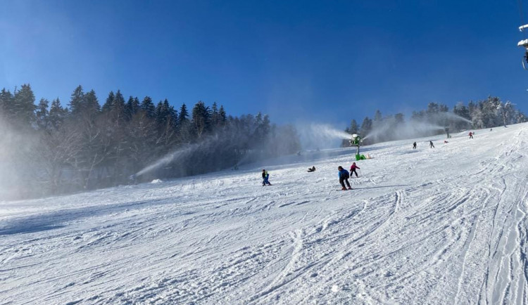 Ski areály na jihu Moravy mají sněhu dost. Zájem je velký