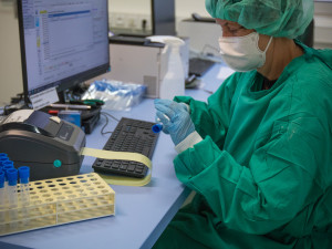 Kraj chce zvýšit kapacity PCR testování. Bude žádat o dotaci na další přístroje
