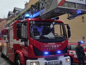 Hasiči zasahovali u hořícího činžáku v Jablonci. S pomocí masek zachránili tři děti