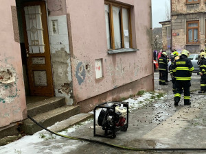 Hasiči zasahovali u hořícího činžáku v Jablonci. S pomocí masek zachránili tři děti