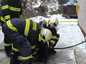 Hasiči zasahovali u hořícího činžáku v Jablonci. S pomocí masek zachránili tři děti