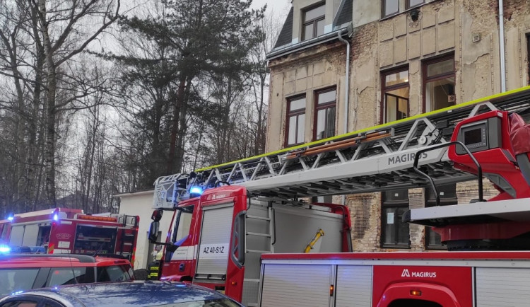 Hasiči zasahovali u hořícího činžáku v Jablonci. S pomocí masek zachránili tři děti