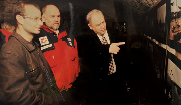 Karel Loprais společně s Lubomírem Soudkem a se mnou na zahájení mé výstavy fotografií z Rallye Dakar v roce 1998