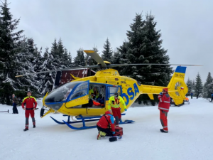 Při čekání u kiosku v Jizerských horách zkolaboval lyžař. Musel pro něj vrtulník