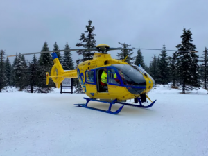 Při čekání u kiosku v Jizerských horách zkolaboval lyžař. Musel pro něj vrtulník