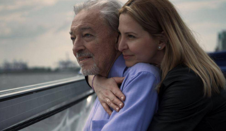 size4-16408716811232-60-prisel-konec-roku-s-nim-i-satira-o-konci-sveta-doplnena-dokumentem-o-karlu-gottovi