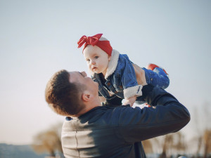 Od ledna se prodlouží otcovská dovolená, dostupnější bude ošetřovné