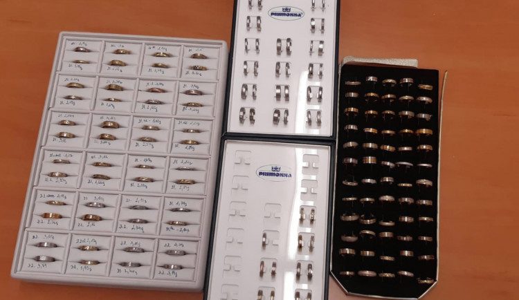 Policisté dopadli muže, který na Nový rok v České Lípě vyloupil zlatnictví