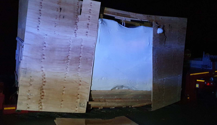 Dopravu na Brněnsku zablokoval kamion s nadrozměrným nákladem